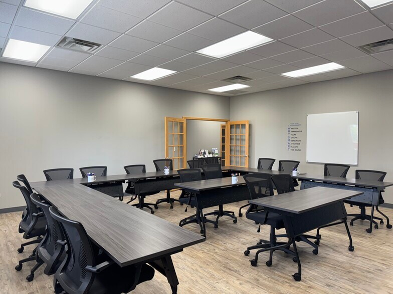 More Photos Of 55951 Gratiot Ave, Chesterfield Office For Sale