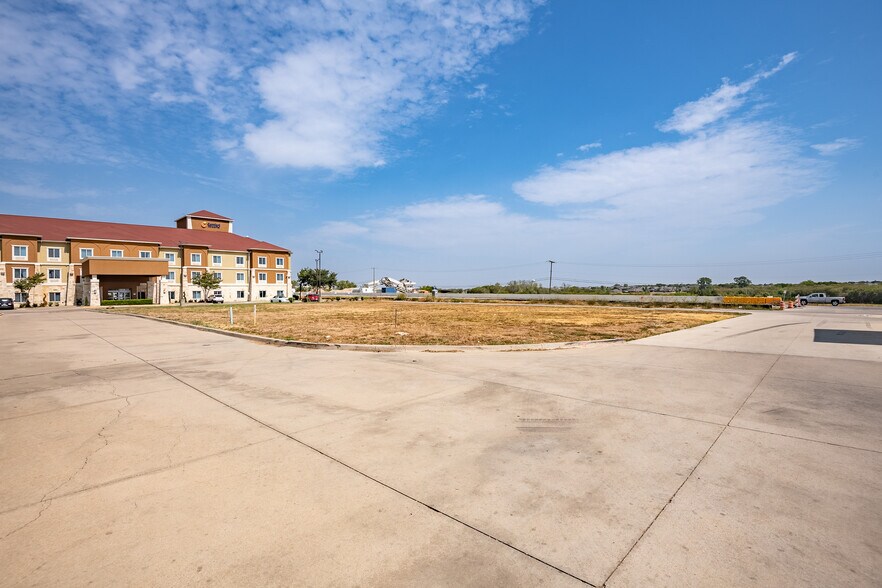 More Photos Of 805 N Parkway Dr, Alvarado Land For Lease