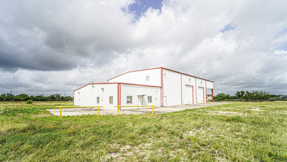 More Photos Of 5500 SW Moody St, Victoria Manufacturing For Sale