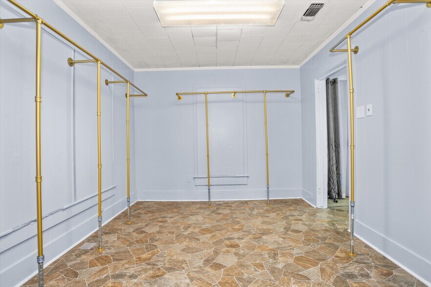 More Photos Of 1009 E Denman Ave, Lufkin General Retail For Sale