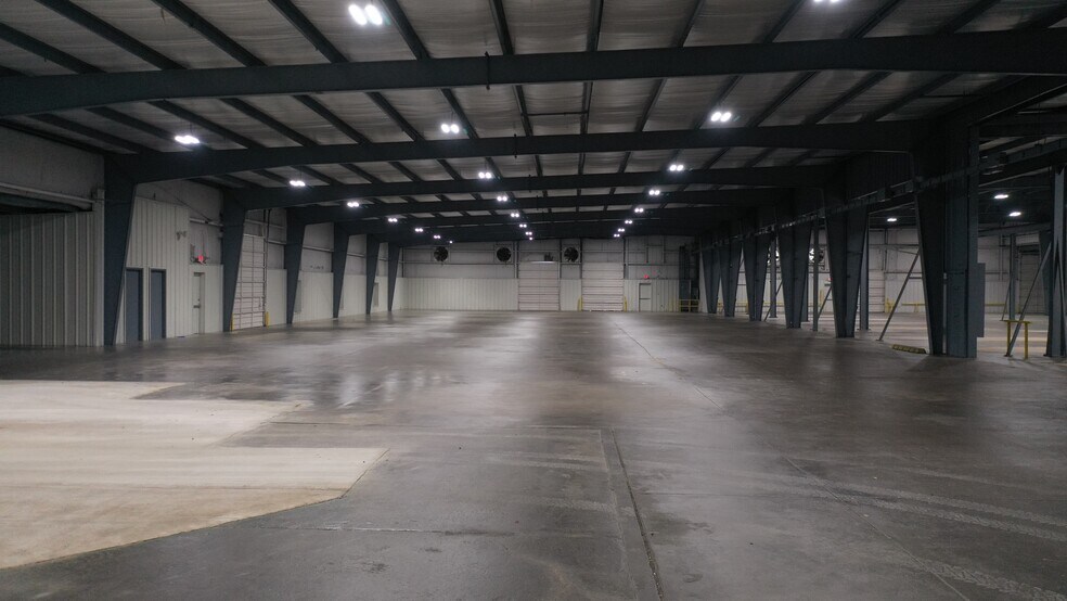 More Photos Of 600 S Loop 485, Gladewater Manufacturing For Lease