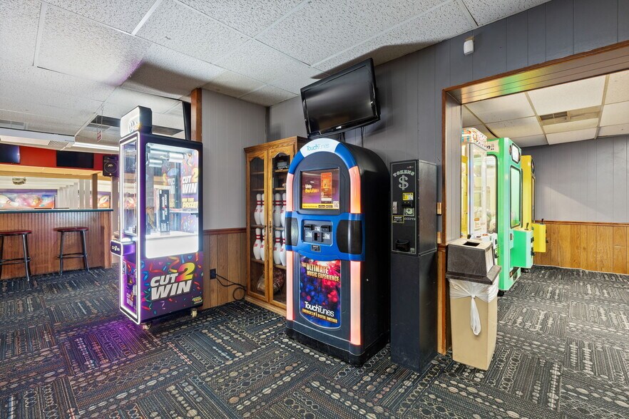 More Photos Of 1616 N Section St, Sullivan Sports And Entertainment For Sale