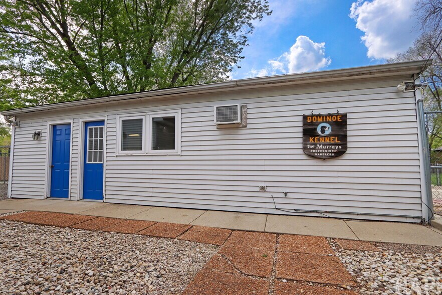 More Photos Of 4403 S Roberts Rd, Island Lake Veterinarian Kennel For Sale