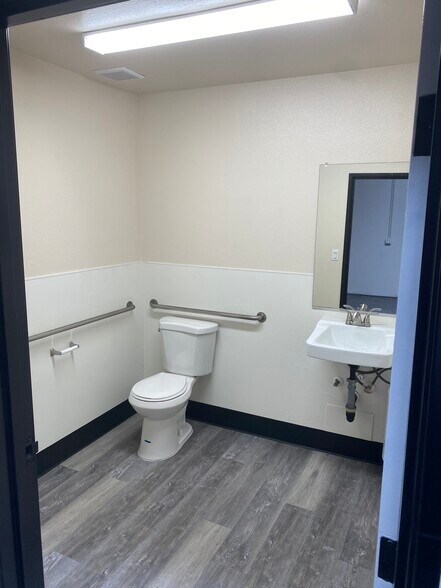 More Photos Of 1240 N Fitzgerald Ave, Rialto Warehouse For Lease