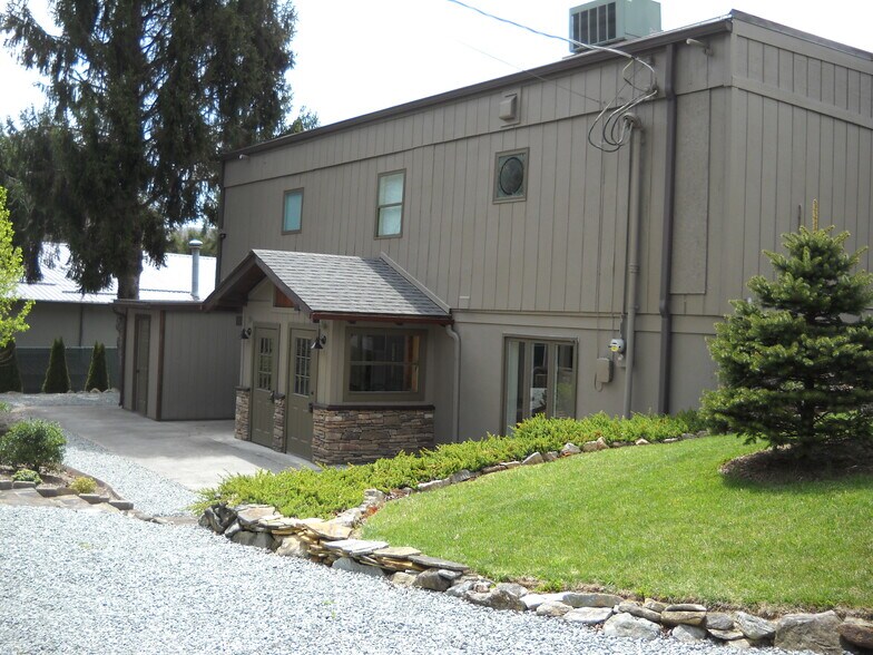 More Photos Of 444 S Beech Mountain Pky, Banner Elk Office For Sale