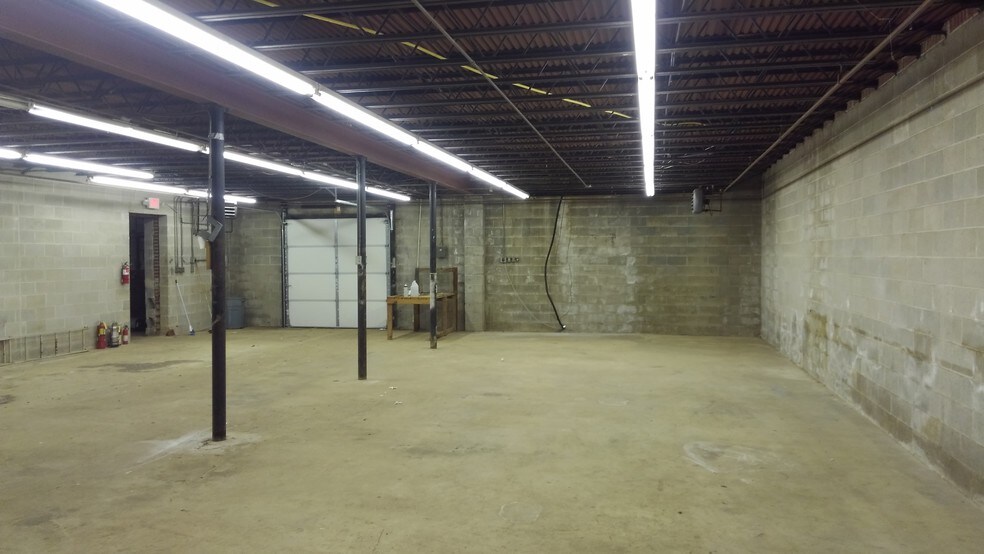 More Photos Of 910 Edgefield St, Greenwood Light Distribution For Sale