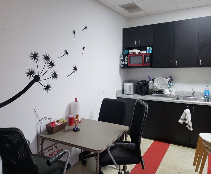 More Photos Of 7840 Roswell Rd, Sandy Springs Office For Sale