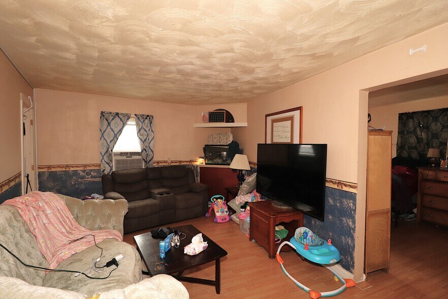 More Photos Of 142 S Broadway St, Blanchester Storefront Retail Residential For Sale