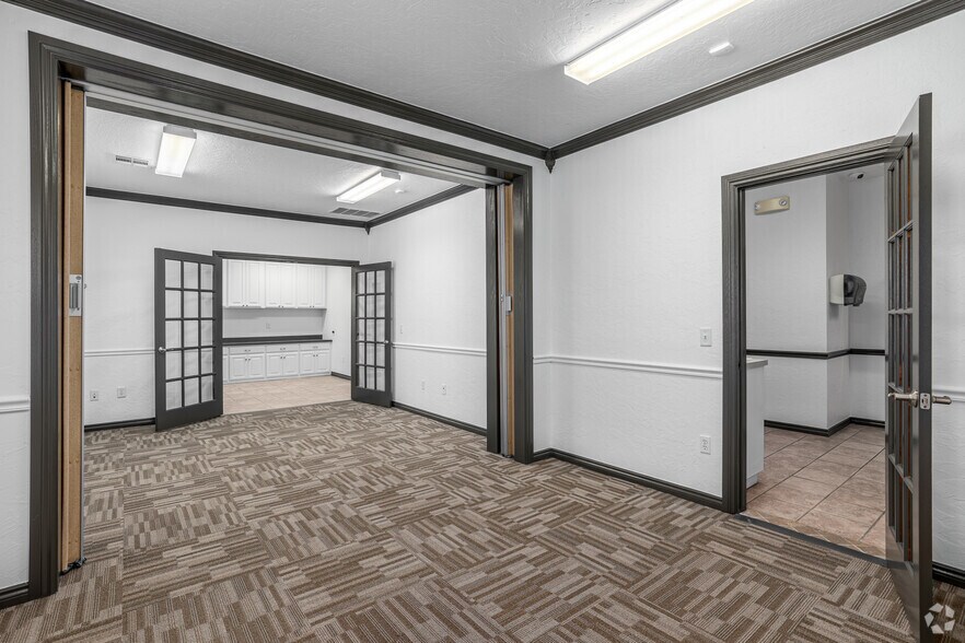 More Photos Of 9400 S I-35 Service Rd, Moore Office For Sale