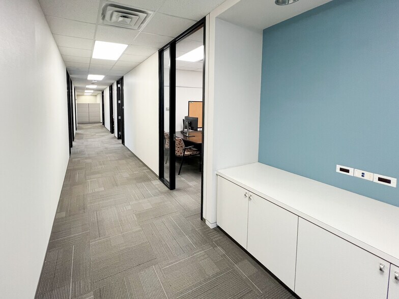 More Photos Of 303 Veterans Airpark Ln, Midland Office For Lease