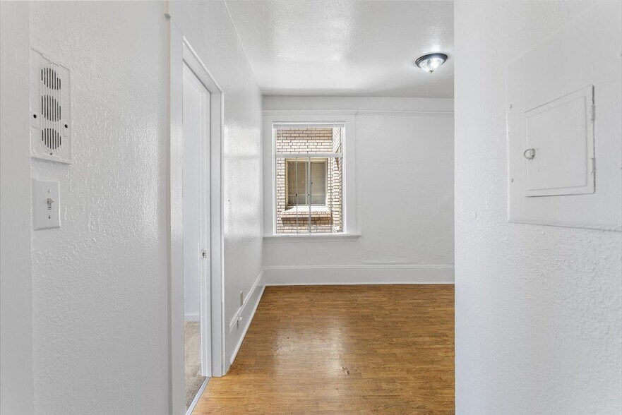 More Photos Of 498 25th St, Oakland Apartments For Sale