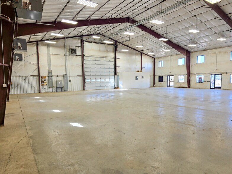 More Photos Of 5066 Owan Industrial Park Dr, Williston Warehouse For Lease