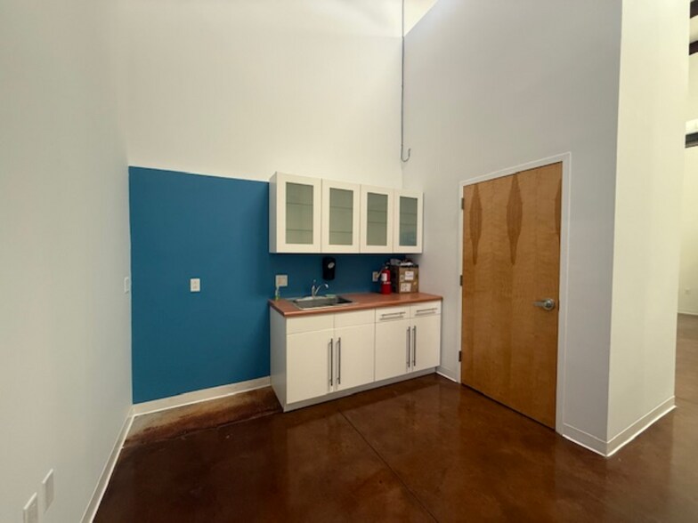 More Photos Of 2420 Midtown Plz NE, Albuquerque Warehouse For Lease