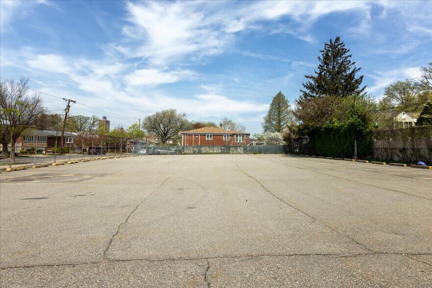 More Photos Of 16711 73rd Ave, Fresh Meadows Religious Facility For Lease