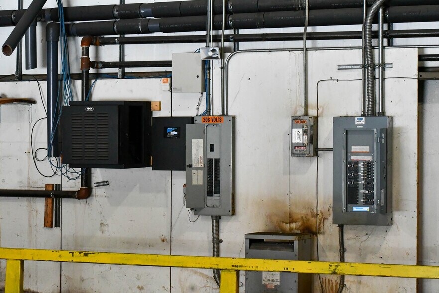 More Photos Of 3000 S 1st St, Clinton Manufacturing For Sale