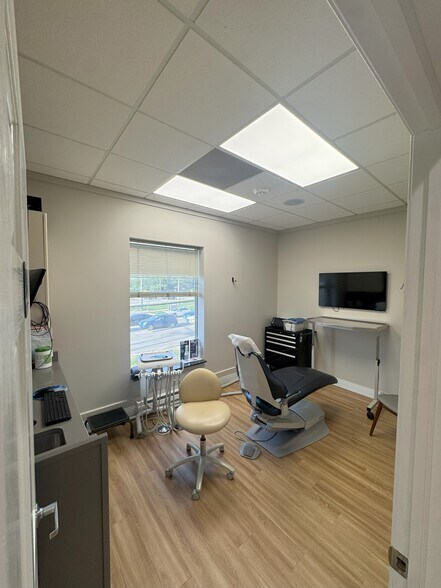 More Photos Of 475 W 55th St, Countryside Office For Lease