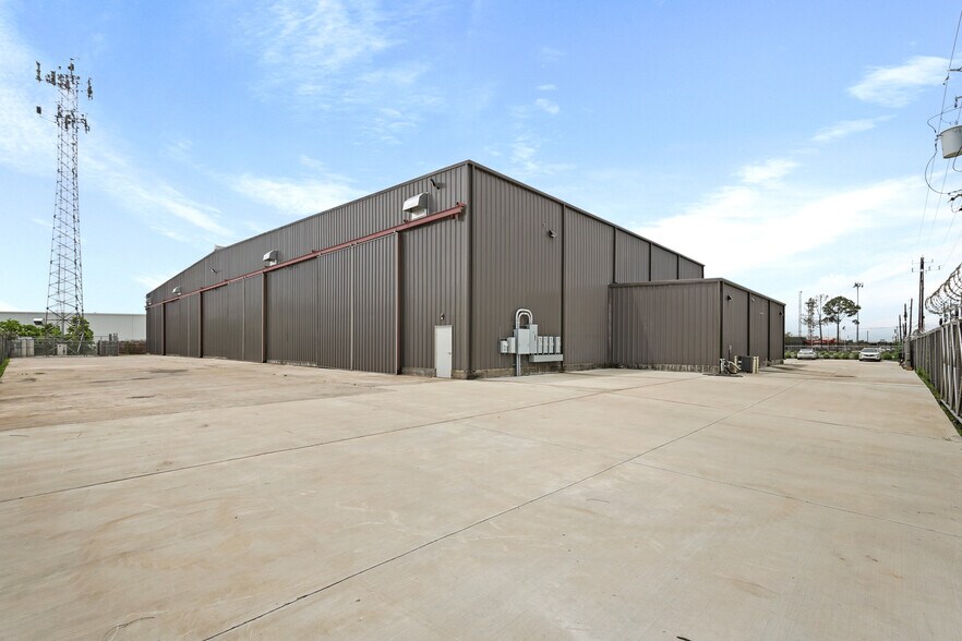 More Photos Of 8411 Villa Dr, Houston Warehouse For Lease