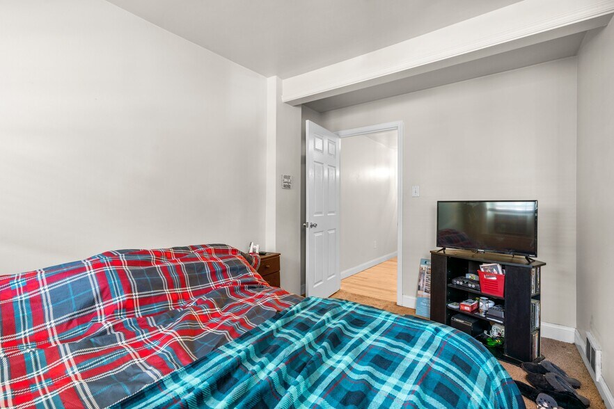 More Photos Of 2819 Eastern Ave, Baltimore Storefront Retail Residential For Sale