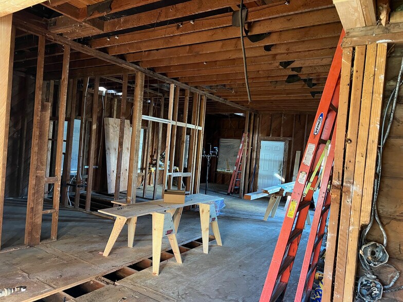 More Photos Of 39342 Pleasant St, Sandy Office Residential For Lease