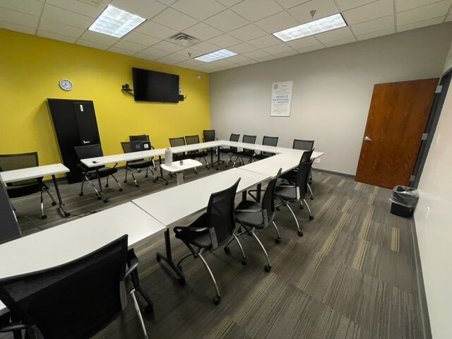 More Photos Of 11001-11071 Aurora Ave, Urbandale Flex For Lease