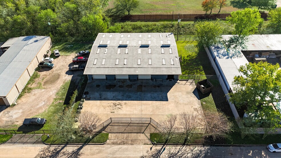 More Photos Of 9399 Summerbell, Houston Warehouse For Lease