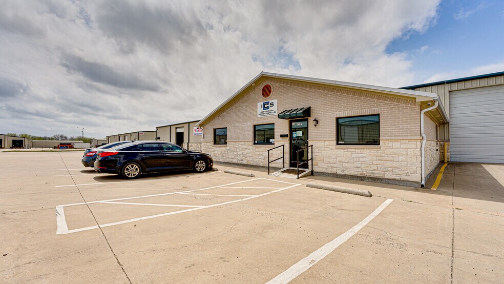 More Photos Of 350 English Trl, Venus Warehouse For Lease