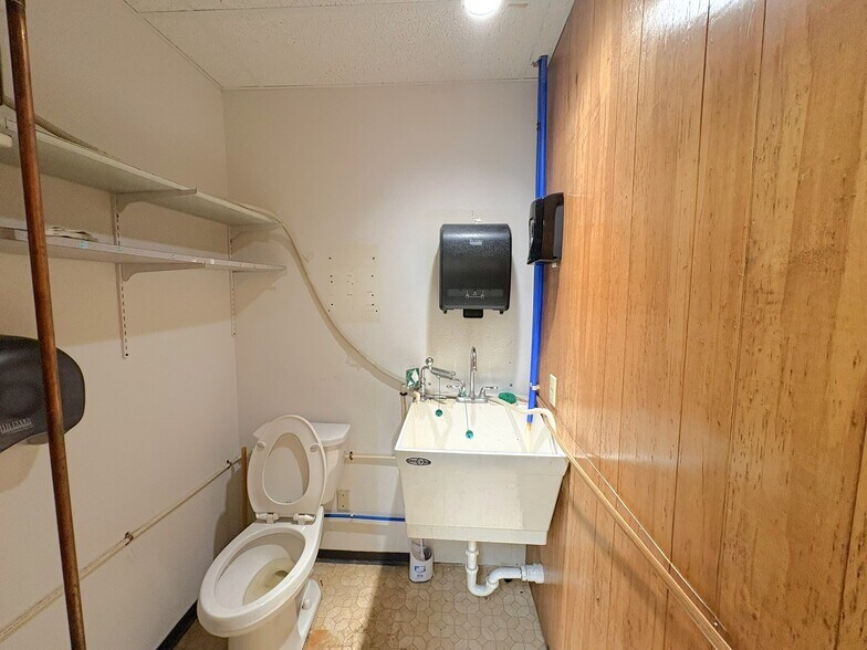 More Photos Of 603 Minnesota Ave W, Walker Storefront Retail Office For Lease