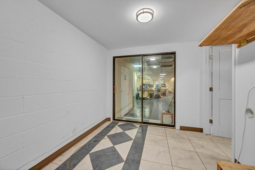 More Photos Of 2391 S Main St, Waterbury Showroom For Sale