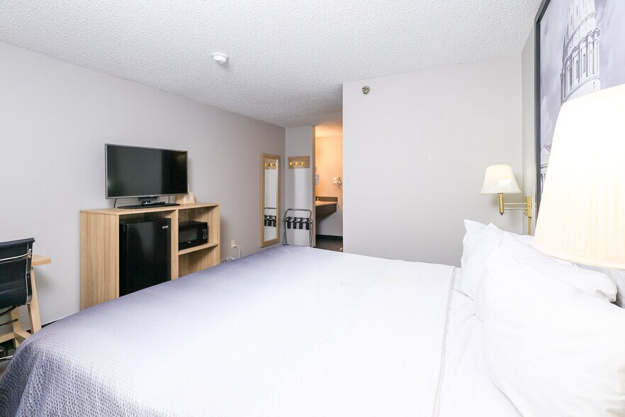 More Photos Of 112 Cutting Dr, Smithville Hotel For Sale