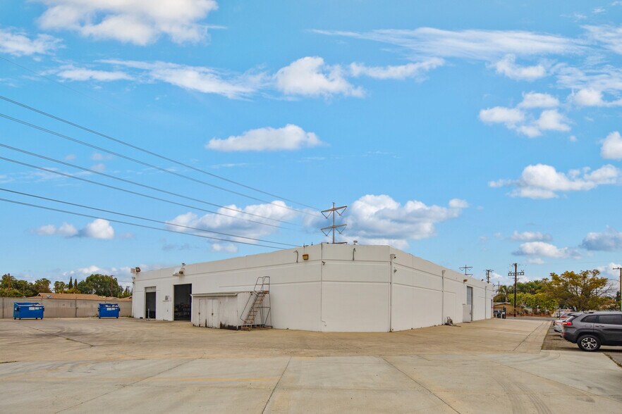 More Photos Of 2602 Halladay St, Santa Ana Warehouse For Sale