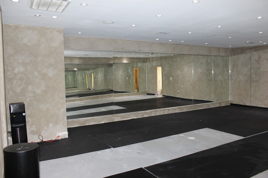 More Photos Of 840 S Robertson Blvd, Los Angeles Storefront Retail Office For Lease