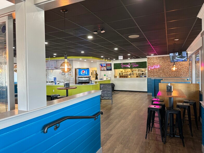 More Photos Of 900 Riverside Dr, East Peoria Restaurant For Sale