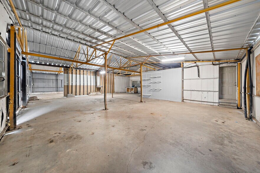 More Photos Of 120 N Bryan St, Houston Warehouse For Lease