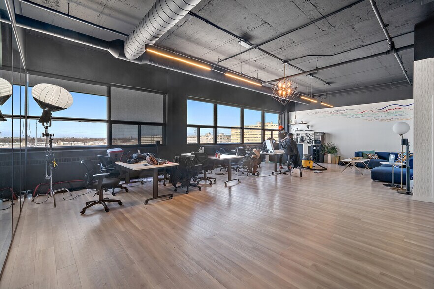 More Photos Of 111 Rue Chabanel O, Montréal Loft Creative Space For Lease