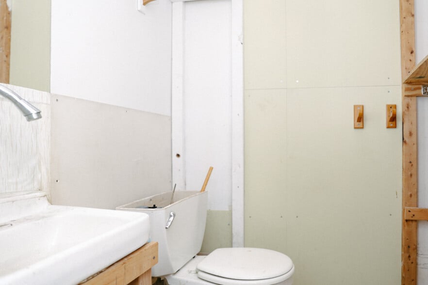 More Photos Of 373 Canal St, New York Storefront Retail Residential For Lease