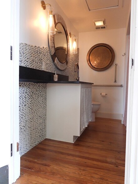 More Photos Of 134 Houston St, Savannah Freestanding For Lease