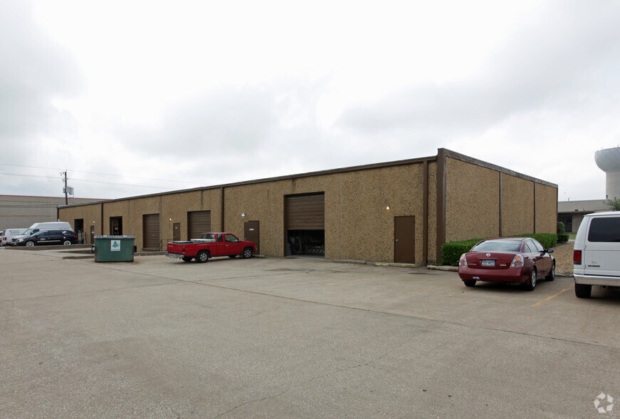 More Photos Of 4001-4009 Lindbergh Dr, Addison Light Manufacturing For Lease