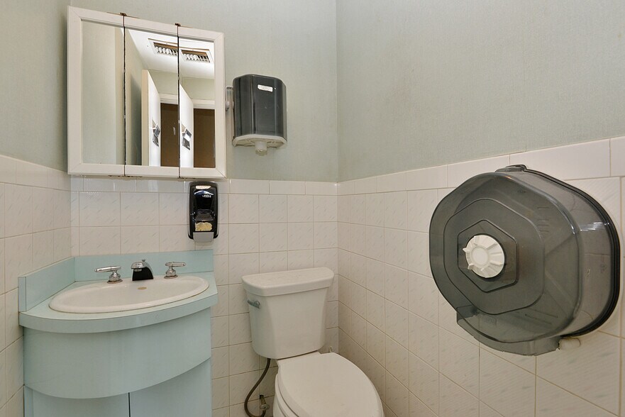 More Photos Of 4202 Astoria Blvd, Astoria Service For Lease