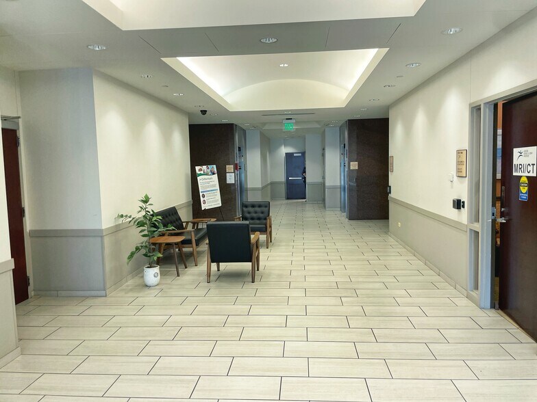 More Photos Of 900 Rand Rd, Des Plaines Medical For Lease