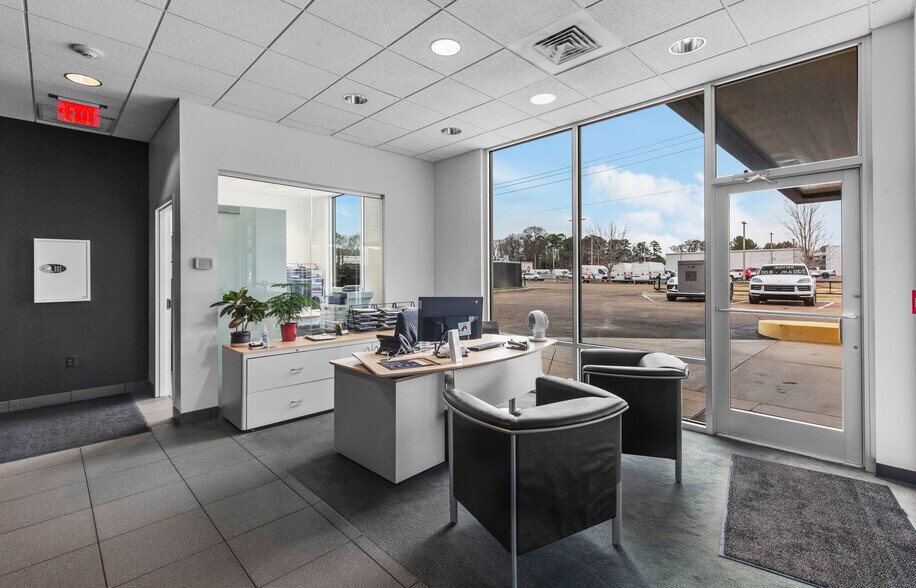 More Photos Of 5385 N I 55 St, Jackson Auto Dealership For Sale