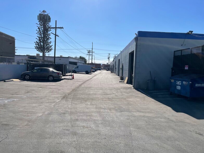 More Photos Of 13213 Saticoy St, North Hollywood Warehouse For Lease