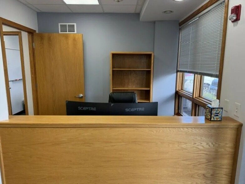 More Photos Of 820 E Terra Cotta Ave, Crystal Lake Office For Sale