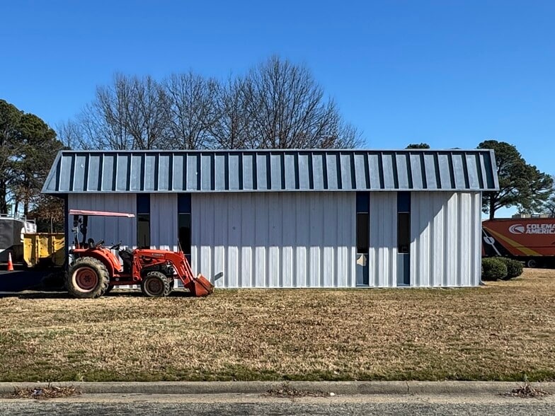 More Photos Of 400 Copeland Dr, Hampton Showroom For Lease