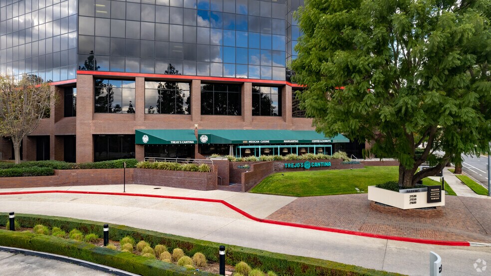 More Photos Of 21600 Oxnard St, Woodland Hills Office For Lease