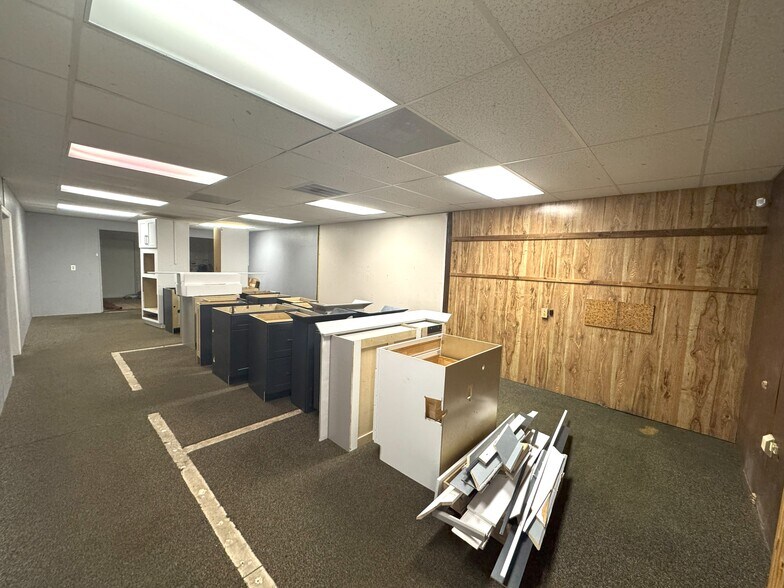 More Photos Of 2028 Palmetto St, Clearwater Light Distribution For Lease