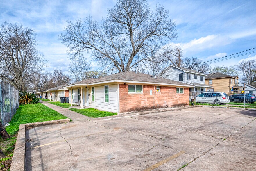 Primary Photo Of 4905 Kashmere St, Houston Apartments For Sale