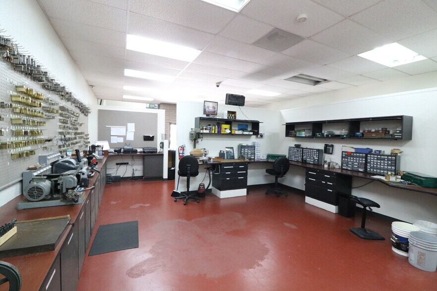 More Photos Of 508-510 W MacArthur Blvd, Oakland Showroom For Sale