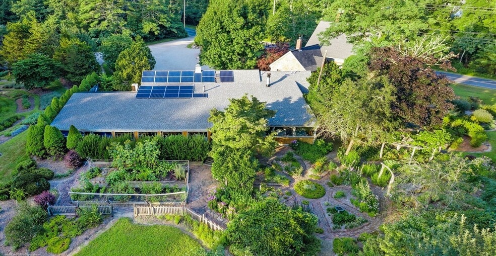 More Photos Of 403 County Rd, Marion General Retail For Lease