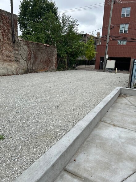 More Photos Of 123 E 43rd St, Chicago Restaurant For Lease