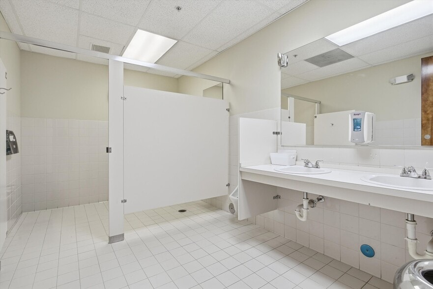 More Photos Of 8527 Pines Blvd, Pembroke Pines Office For Sale